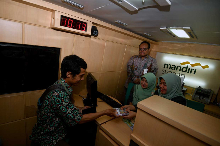 Layanan penukaran uang menjelang Lebaran yang melibatkan 13 bank tersebut menyediakan 14 mobil layanan gerak, yang beberapa diantaranya terdapat anjungan tunai mandiri (ATM). Bank yang terlibat antara lain Mandiri, BNI, BRI, BTN, BCA, CIMB Niaga, Bank bjb, Bank Mega, dan Bank DKI. Layanan kas keliling tersebut melayani sekitar 1.000 orang per hari.