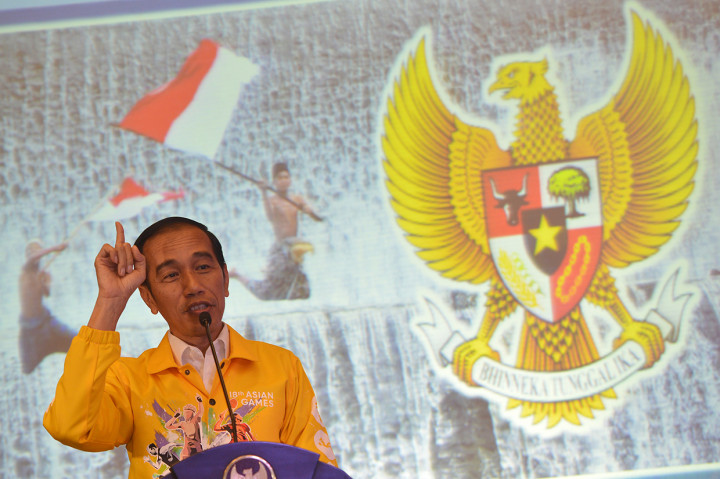 Jokowi hadir dengan mengenakan jaket Asian Games berwarna kuning.