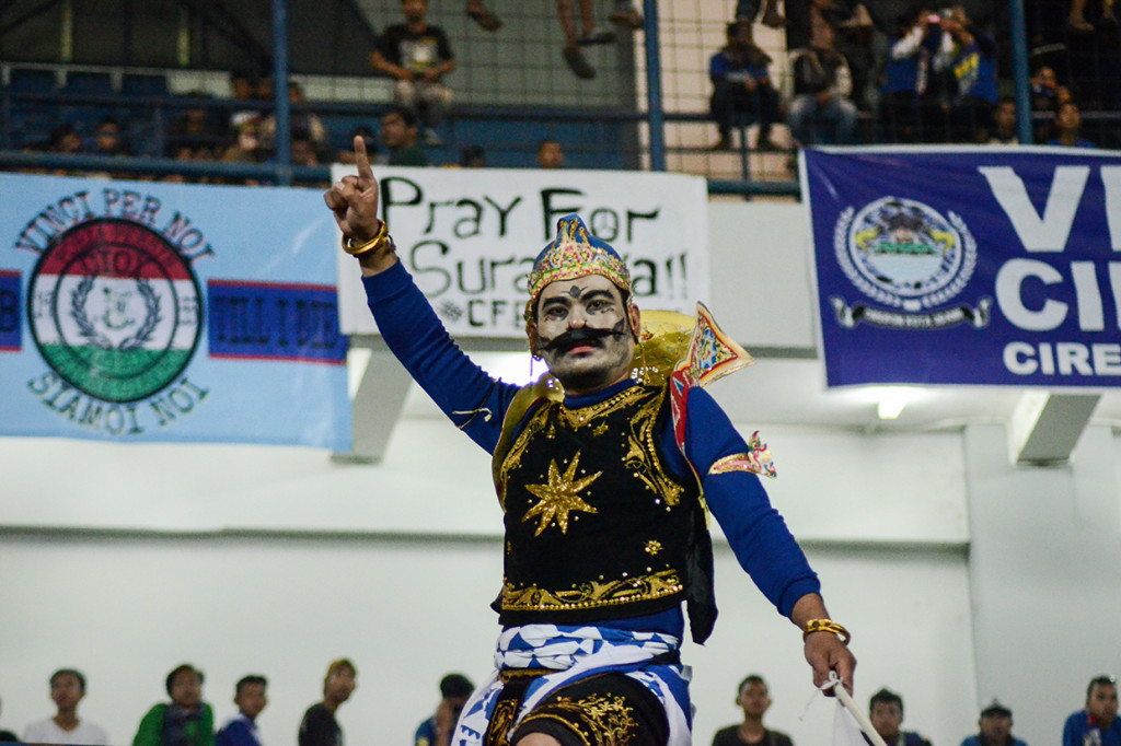 Seorang suporter dengan menggunakan kostum wayang menyaksikan laga lanjutan Go-jek Liga 1 antara Persib Bandung melawan PSM Makasar di Stadion Gelora Bandung Lautan Api (GBLA), Bandung, Jawa Barat.