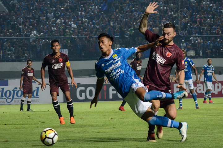 Persib Bandung mengalahkan PSM Makassar dengan skor telak 3-0 di Stadion Gelora Bandung Lautan Api dalam lanjutan kompetisi Liga 1 2018.
