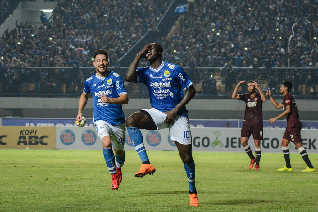 Ezechiel N'Douassel berhasil mencetak dua gol di menit ke-37 dan 53, sementara satu gol lainnya dicetak Jonathan Bauman pada menit ke-82.