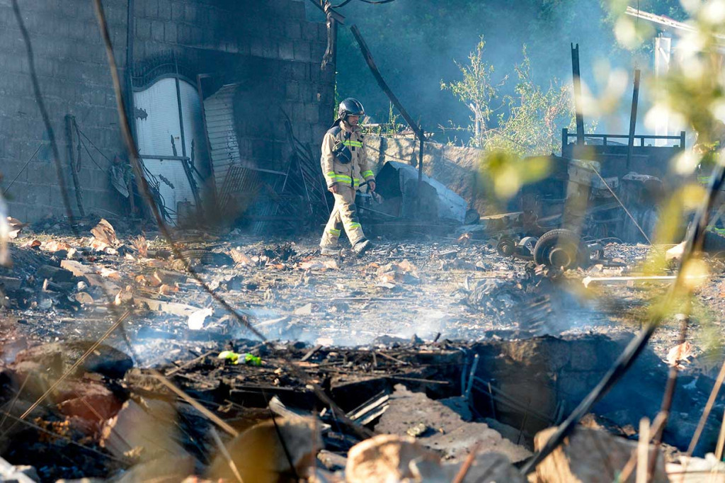 Pihak pemadam kebakaran memeriksa rumah demi rumah di area kejadian atas kemungkinan adanya korban meninggal ataupun terluka.