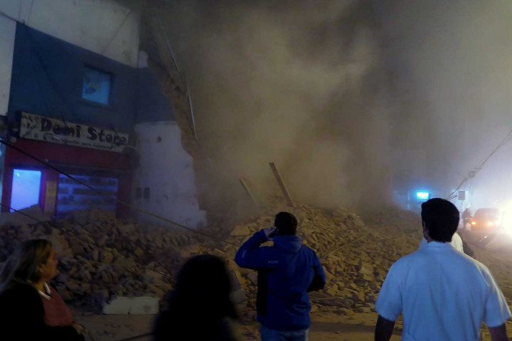 Sebuah bioskop tua yang tengah dalam proses renovasi di Kota Tucuman, Argentina, runtuh, Rabu, 23 Mei 2018 waktu setempat.
