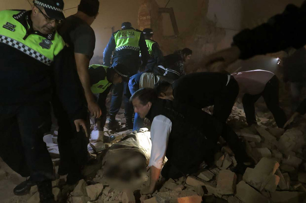 Setidaknya satu orang ditemukan tewas dan beberapa lainnya luka-luka ketika sebuah gedung bioskop tua yang sedang direnovasi runtuh di daerah pusat Kota Tucuman, Argentina.