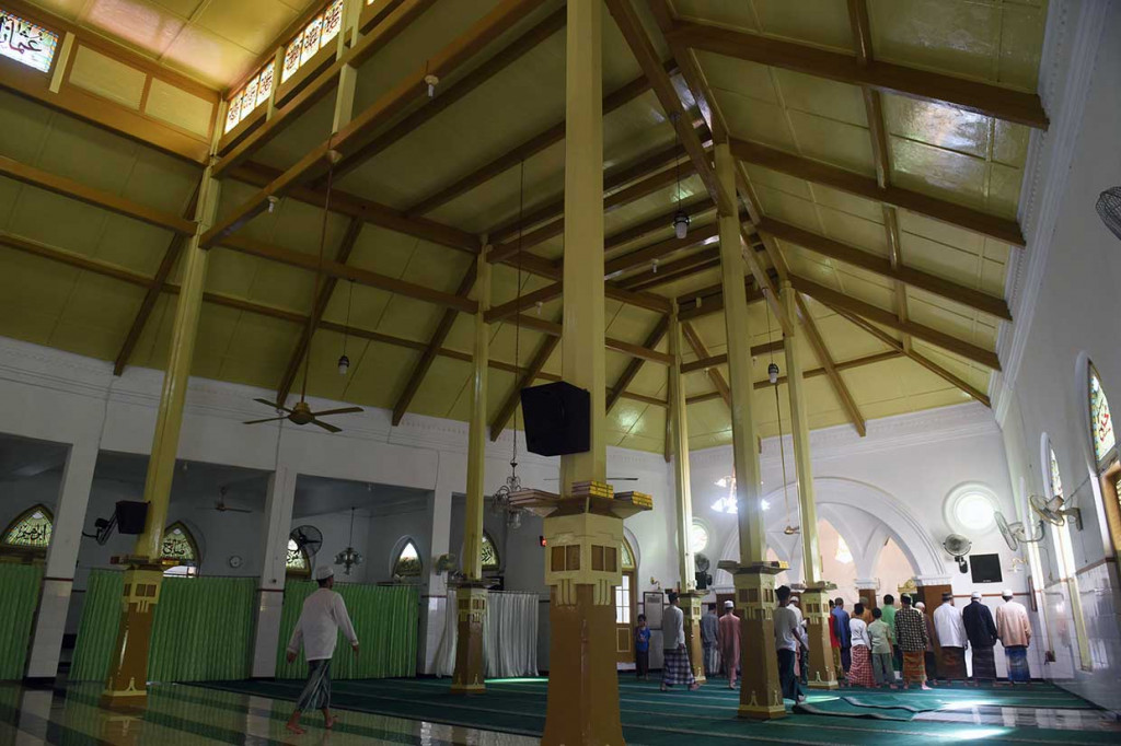 Masjid peninggalan Raden Rahmat atau dikenal dengan Sunan Ampel tersebut  memiliki 10 tiang penyangga dari kayu jati. Langit-langitnya juga dari kayu jati. Langit-langit itu berhias huruf Arab, berisi empat nama sahabat Nabi Muhammad SAW, Abu Bakar Ash Shidiq, Umar bin Khatab, Usman bin Affan, dan Ali bin Abi Thalib.