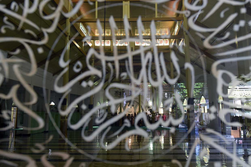 Umat muslim menjalankan ibadah salat di Masjid Jami Peneleh, Surabaya, Jawa Timur, Rabu, 23 Mei 2018. 