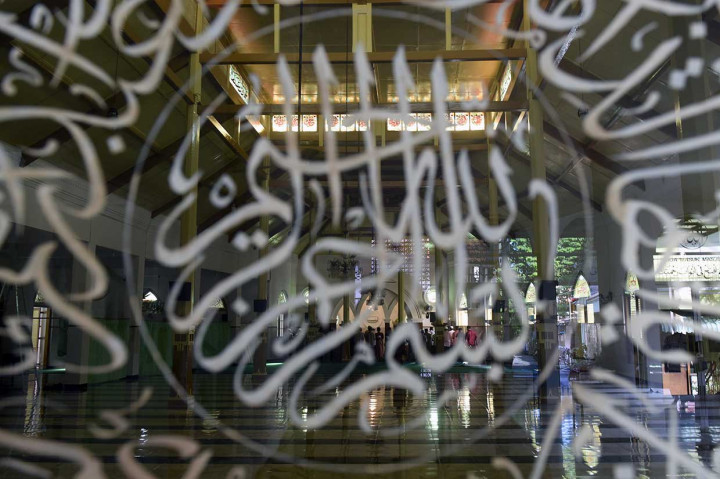 Umat muslim menjalankan ibadah salat di Masjid Jami Peneleh, Surabaya, Jawa Timur, Rabu, 23 Mei 2018. 
