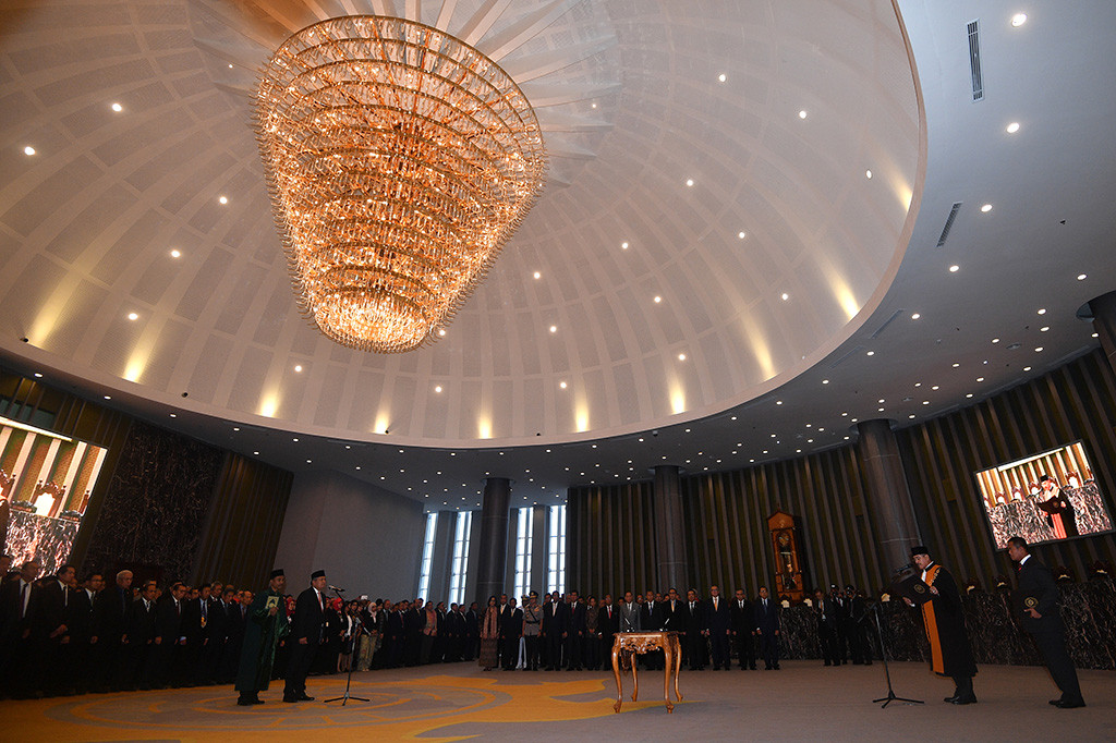 Pelantikan dimulai pukul 10.00 WIB di Mahkamah Agung RI. Ketua MA Hatta Ali menyampaikan berdasarkan surat Keputusan Presiden RI Nomor 70/P/2018 tanggal 16 April 2018 saudara Perry Warjiyo telah diangkat sebagai Gubernur BI.