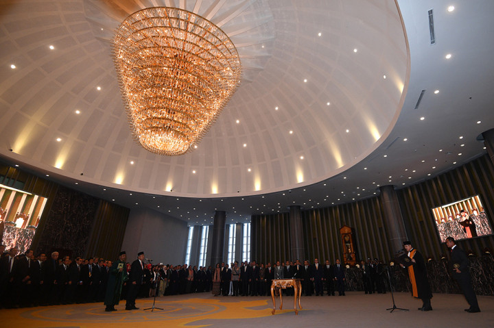 Pelantikan dimulai pukul 10.00 WIB di Mahkamah Agung RI. Ketua MA Hatta Ali menyampaikan berdasarkan surat Keputusan Presiden RI Nomor 70/P/2018 tanggal 16 April 2018 saudara Perry Warjiyo telah diangkat sebagai Gubernur BI.