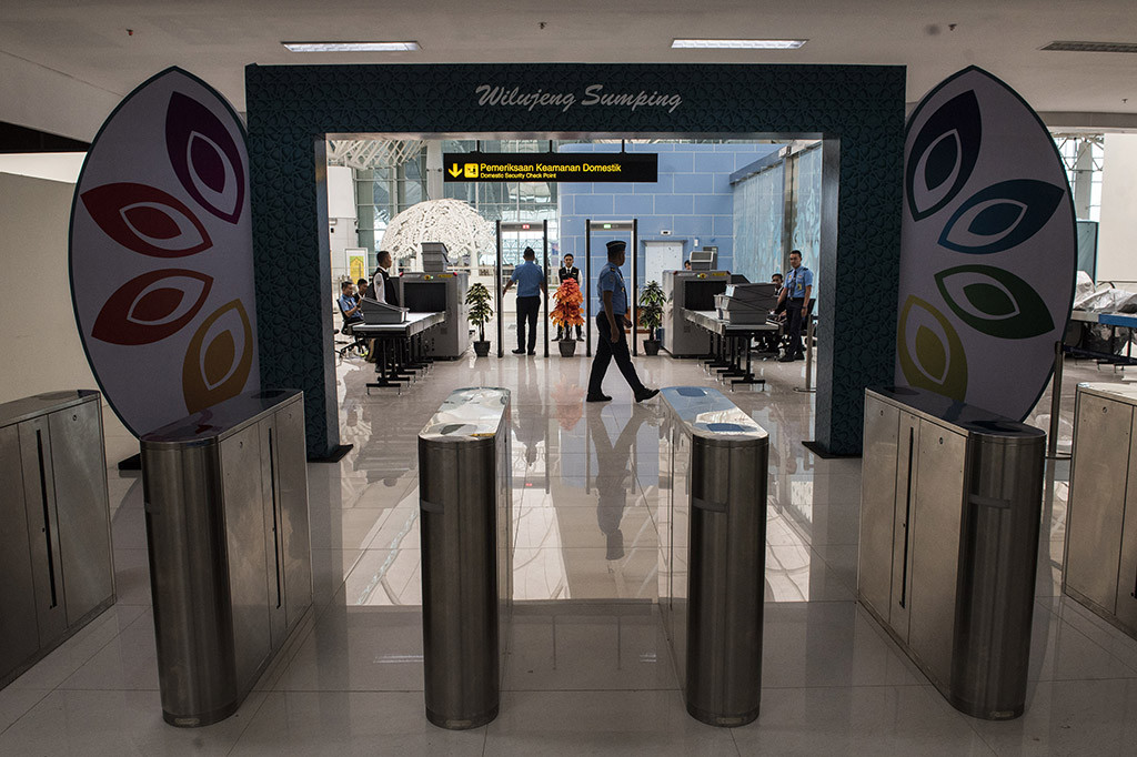 Petugas berjaga di ruang x-ray di Bandara Internasional Jawa Barat (BIJB) Kertajati, Majalengka, Jawa Barat. Antara/M Agung Rajasa