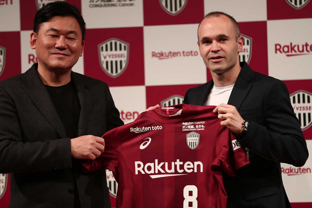 Bintang timnas Spanyol Andres Iniesta memegang jersey Vissel Kobe bersama pemilik klub Jepang tersebut Hiroshi Mikitani, saat konferensi pers di Tokyo, Kamis, 24 Mei 2018.