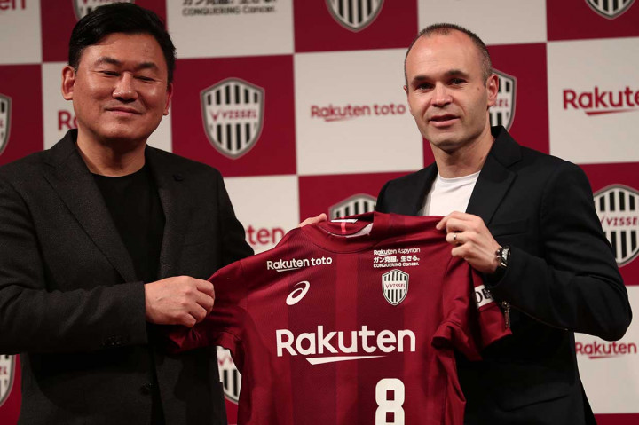 Bintang timnas Spanyol Andres Iniesta memegang jersey Vissel Kobe bersama pemilik klub Jepang tersebut Hiroshi Mikitani, saat konferensi pers di Tokyo, Kamis, 24 Mei 2018.