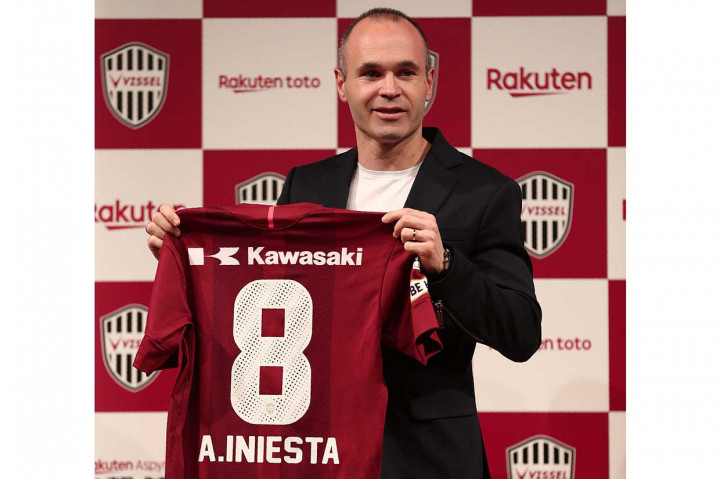 Mantan gelandang Barcelona tersebut resmi berseragam Vissel Kobe. Dia memakai jersey bernomor punggung 8, sama seperti saat merumput bersama Blaugrana.