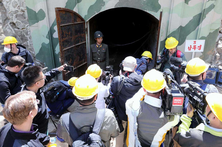 Peledakan tersebut mengundang beberapa media asing yang dipilih Korea Utara, untuk menyaksikan penghancuran itu, yang menurut Pyongyang adalah bukti tekadnya mengakhiri uji nuklir.