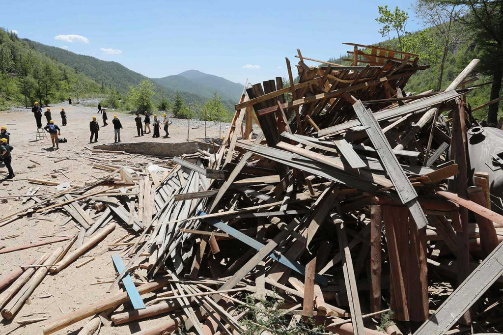 Sekitar lima jam sesudah upaya itu dimulai, dua asrama tentara juga dihancurkan.