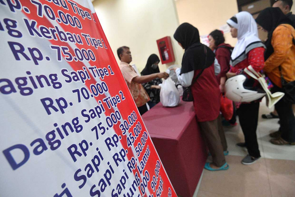Warga antre membeli daging di salah satu gerai di Toko Tani Indonesia Centre, Pasar Minggu, Jakarta Selatan, Jumat, 25 Mei 2018. 