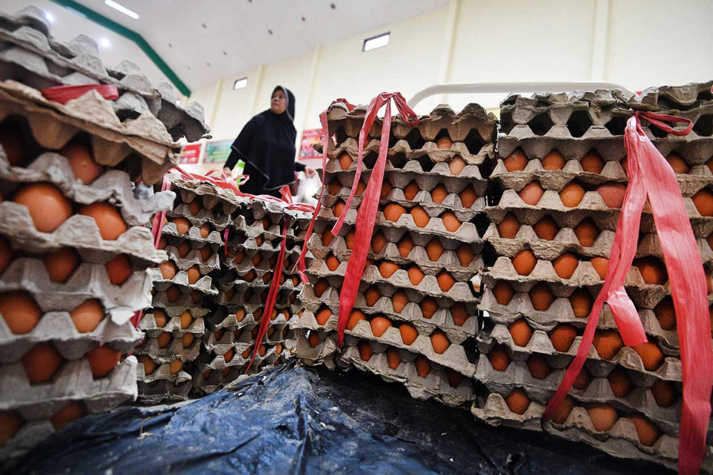 Warga berbelanja di Toko Tani Indonesia Centre, Pasar Minggu, Jakarta Selatan.