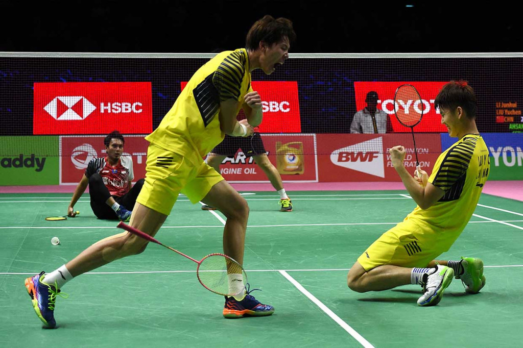 Tiongkok memastikan kemenangan pada pertandingan semifinal di Impact Arena, Bangkok, Thailand, Jumat, 25 Mei 2018 malam, setelah pasangan Li Junhui/Liu Yuchen mengalahkan ganda putra Indonesia Hendra Setiawan/Mohammad Ahsan 21-17, 18-21, 21-12. AFP Photo/Romeo Gacad