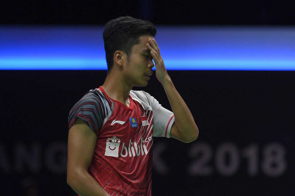 Indonesia kehilangan partai partama karena Anthony Ginting gagal mengatasi juara Olimpiade 2016 Cheng Long. Anthony kalah dua gim langsung 20-22, 16-21. Antara Foto/Puspa Perwitasari