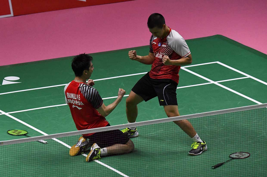 Indonesia dapat mengajar ketertinggalan melalui kemenangan Kevin Sanjaya/Marcus Gideon atas Liu Cheng/Zhang Nan. 12-21, 21-17, 21-15. AFP Photo/Lillian Suwanrumpha