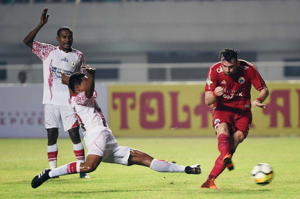 Tuan rumah berhasil membuka keunggulan lewat penyerang asal Kroasia Marko Simic di menit kedelapan. Gol diawali dari pergerakan Riko Simanjuntak di sisi serang kanan Persija dan menyodorkan bola ke Marko Simic yang berdiri bebas. Nama terakhir pun leluasa menendang bola ke gawang Persipura.