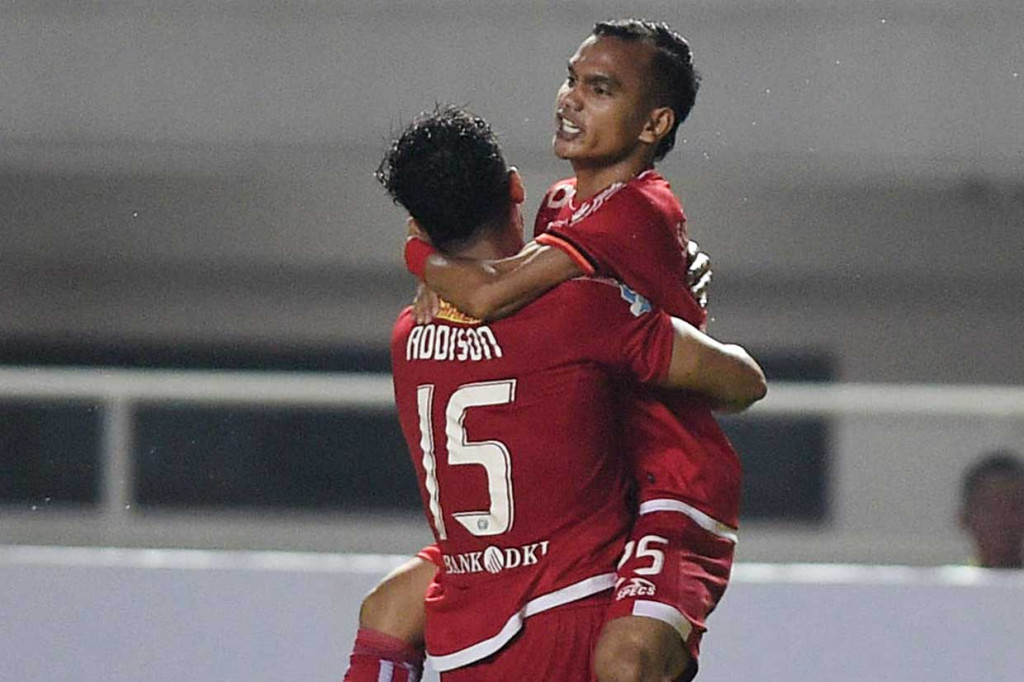 Riko Simanjuntak (kanan) melakukan selebrasi bersama rekannya Addison Alves De Oliveira.