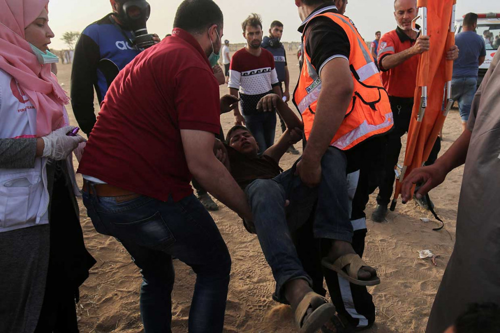 Di antara korban, yang meliputi empat anak kecil dan sembilan perempuan, tiga menderita luka serius akibat tembakan Israel di kepala, sementara sisanya menderita bermacam luka.