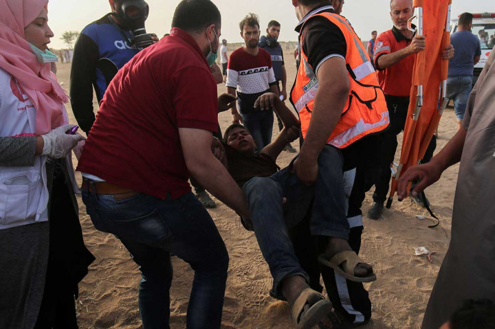 Di antara korban, yang meliputi empat anak kecil dan sembilan perempuan, tiga menderita luka serius akibat tembakan Israel di kepala, sementara sisanya menderita bermacam luka.