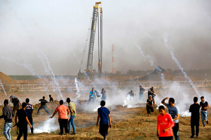 Meskipun udara panas pada saat Ramadan, bulan suci puasa buat umat Muslim, rakyat Palestina melanjutkan protes di sepanjang perbatasan Jalur Gaza Timur.