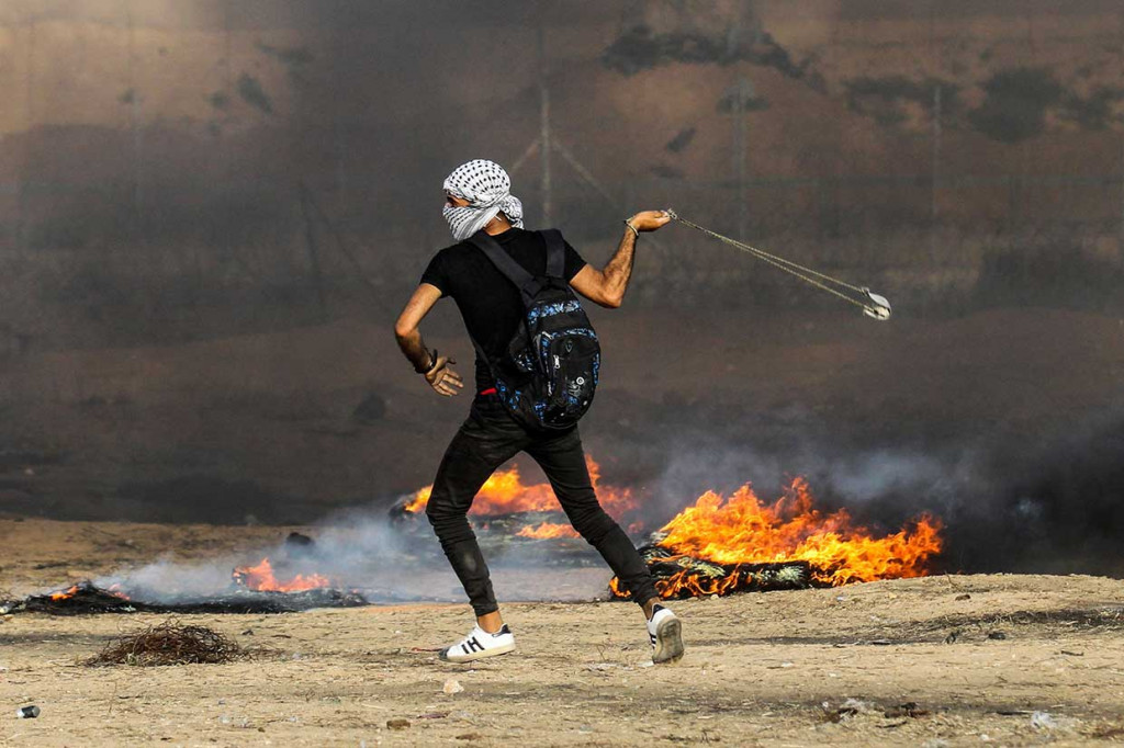 Puluhan pemrotes Palestina bentrok dengan tentara Israel di sepanjang perbatasan Jalur Gaza Timur dengan Israel, pada Jumat kesembilan protes anti-Israel. Tembakan peluru dan gas airmata Israel dibalas dengan lemparan batu warga Israel.