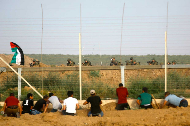 Rakyat Palestina berdemonstrasi untuk menuntut hak mereka pulang ke kampung halaman asal keluarga mereka yang menyelamatkan diri atau dipaksa pergi ketika negara Israel berdiri pada 1948.