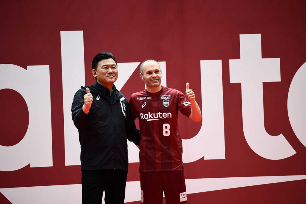 Mengenakan jersey nomor delapan - seperti yang dikenakan di Barcelona - Andres Iniesta menghadiri upacara penyambutan di Stadion klub J-League Vissel Kobe, Stadion Noevir, Kobe, bersama dengan pemilik tim Hiroshi Mikitan.