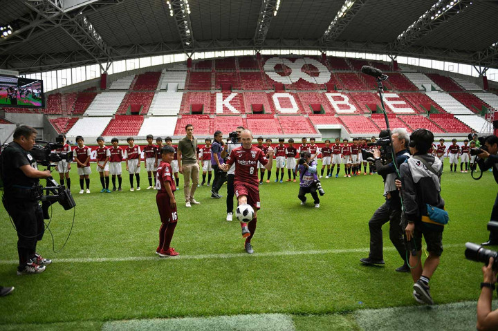 Pemain 34 tahun tersebut kemudian menunjukkan skil juggling dan kemudian menendang bola ke kerumunan, untuk menyenangkan penggemar.