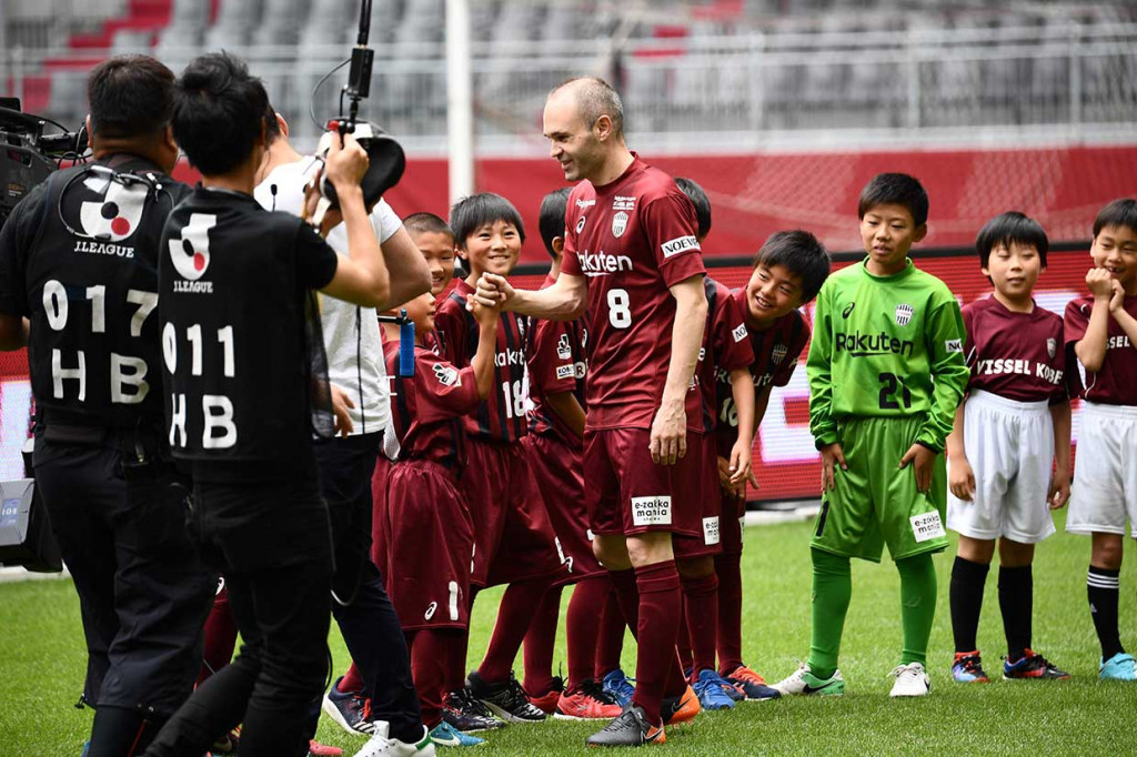 Iniesta dilaporkan telah menyetujui kontrak selama tiga tahun bersama Vissel Kobe, dengan menerima gaji sebesar USD30 juta permusim (sekitar Rp497 miliar).