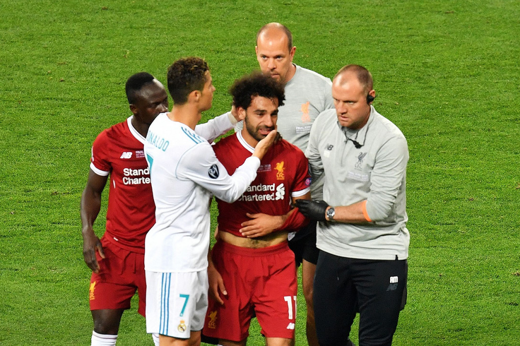 Babak pertama sendiri dihiasi drama, ketika penyerang andalan Liverpool Mohamed Salah cedera dan tak bisa melanjutkan permainan. AFP/SERGEI SUPINSKY