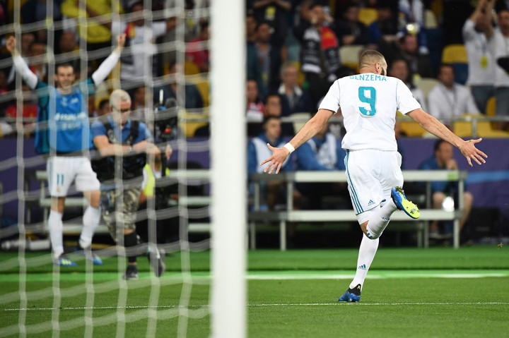 Madrid membuka keunggulan di menit ke-51 lewat gol Karim Benzema, memanfaatkan blunder fatal Loris Karius. Lemparannya diserobot Benzema yang berdiri tepat di depannya. AFP/FRANCK FIFE