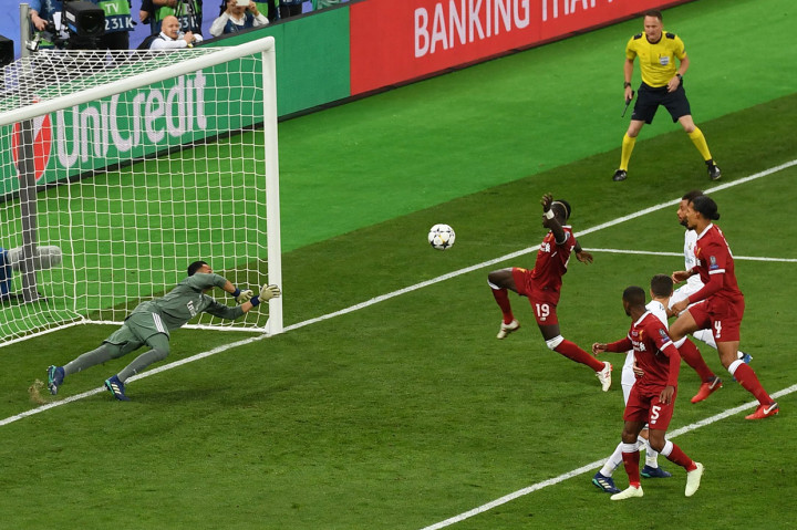 Empat menit kemudian, Liverpool menyamakan kedudukan lewat Sadio Mane. Mane mencetak gol memanfaatkan bola hasil sepak pojok. AFP/SERGEI SUPINSKY