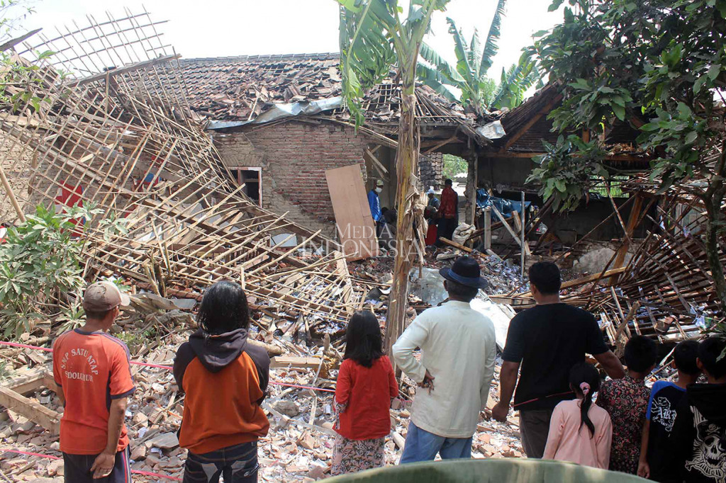 Warga Desa Sidoluhur, Kecamatan Lawang, Kabupaten Malang, Jawa Timur, dikejutkan dengan sebuah ledakan ledakan yang berasal dari rumah milik salah satu warga Ali Maskur.