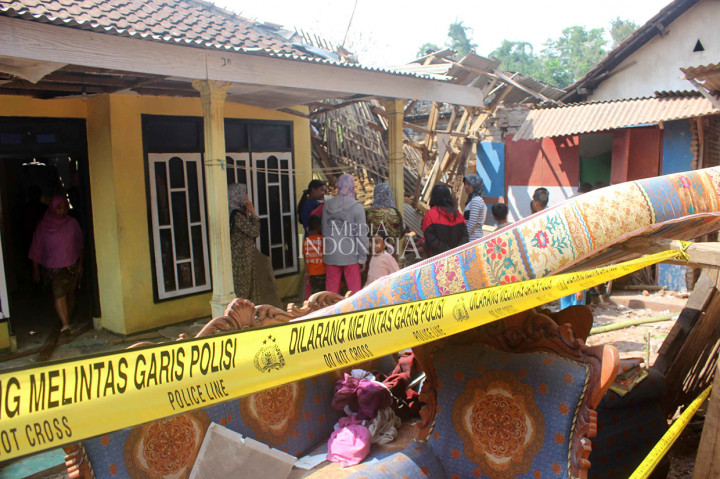 Akibat ledakan itu, rumah Ali Maskur yang juga diduga menjadi tempat produksi petasan ini hancur berantakan. Tak hanya itu sedikitnya tujuh rumah lainnya juga rusak akibat ledakan ini.
