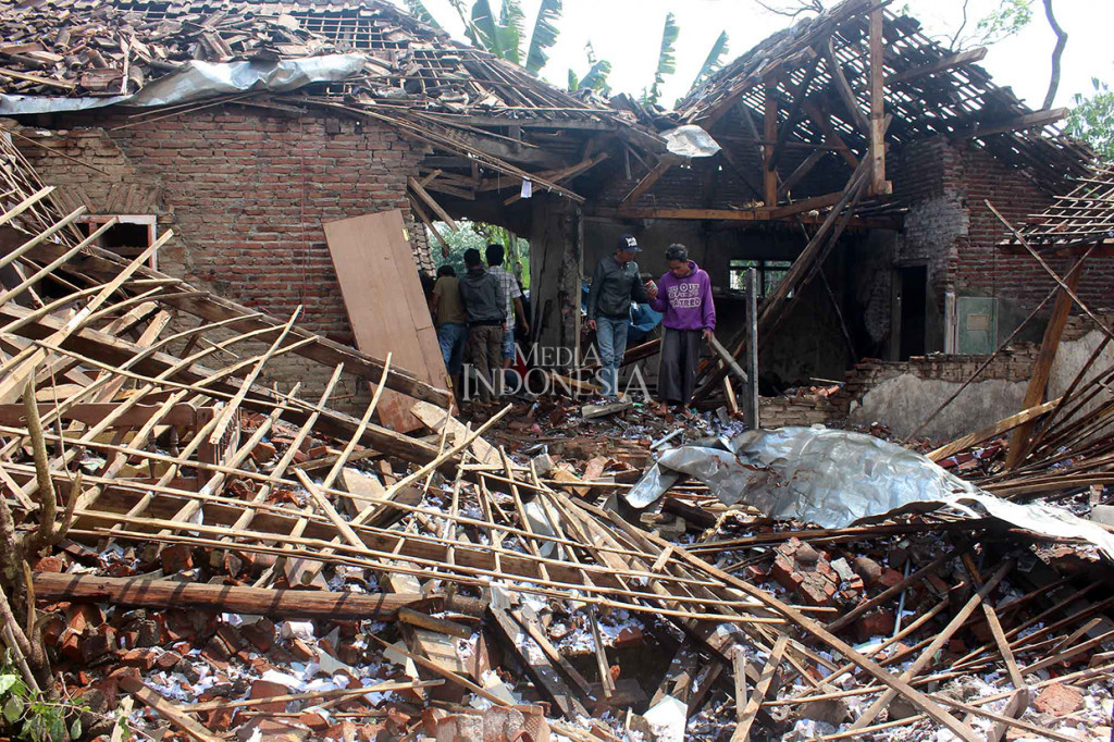 Ledakan dahsyat itu juga mengakibatkan satu orang tewas atas nama Suin. Sementara Ali Maskur, sang pemilik rumah kritis akibat luka bakar yang mencapai 60 persen. Dia pun kini harus menjalani perawatan intensif di rumah sakit. 