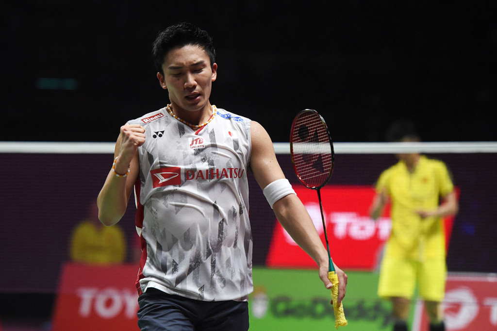 Jepang unggul lebih dulu melalui Kento Momota yang tampil luar biasa menundukkan Chen Long dengan skor 21-9, 21-18. AFP/ROMEO GACAD