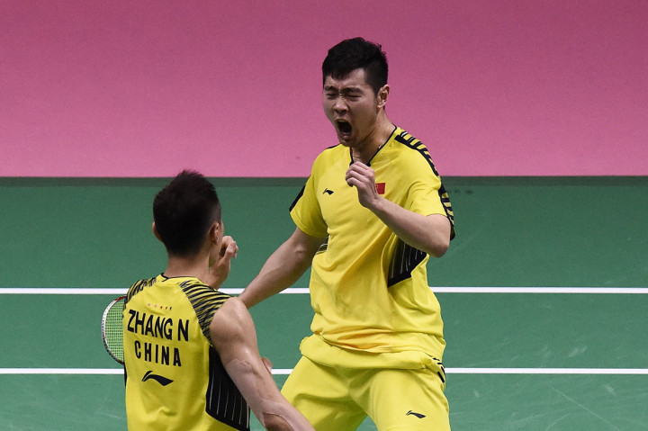 Namun, Tiongkok berhasil menyamakan kedudukan melalui Liu Cheng/Zhang Nan setelah mengalahkan Takuto Inoue/Yuki Kaneko dengan skor 21-10, 21-18. AFP/LILLIAN SUWANRUMPHA