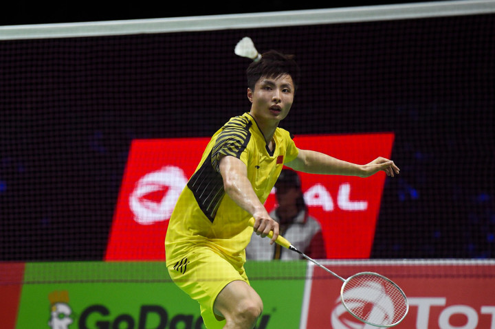 Skor kemudian berbalik untuk keunggulan Tiongkok setelah Shi Yuqi unggul atas Kenta Nishimoto dengan skor 21-12, 21-17. AFP/ROMEO GACAD