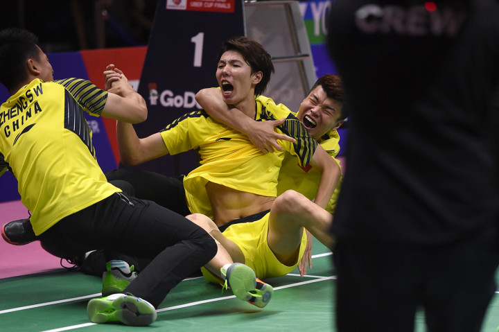 Ganda putra Li Junhui/Liu Yuchen kembali menjadi penentu kemenangan setelah berjuang tiga gim melawan Keigo Sonoda/Yuta Watanabe dengan skor 17-21 21-19 22-20. AFP/ROMEO GACAD