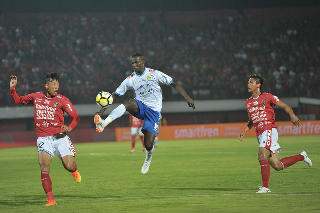 Persib Bandung bermain imbang 0-0 lawan Bali United di Stadion Kapten I Wayan Dipta pada laga pekan ke-11 Gojek Liga 1 bersama Bukalapak. 
