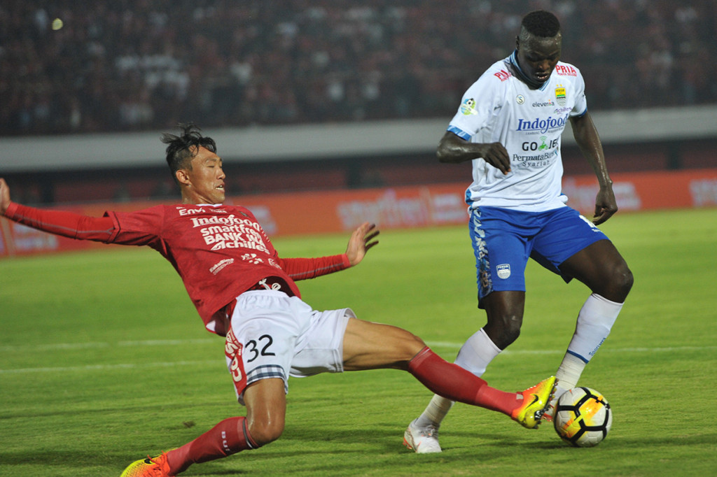 Padahal, Persib mendapat keuntungan berupa hukuman penalti dan unggul jumlah pemain. 