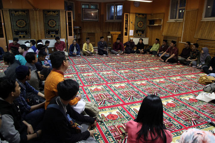 Puluhan WNI mengikuti acara berbuka puasa bersama yang diselenggarakan oleh Himpunan Persaudaraan Islam Indonesia (HPII) di Mushola Kedutaan Besar Republik Indonesia (KBRI) Moskow, Rusia.