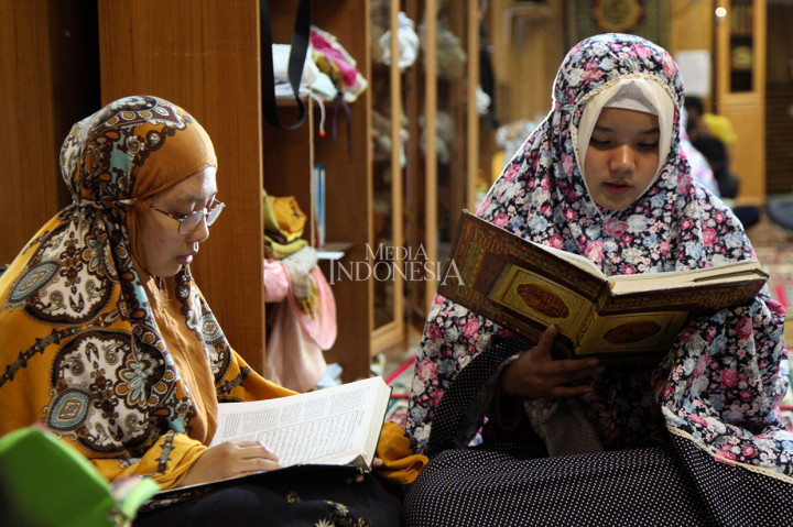Mahasiswa Indonesia menjalani i'tikaf dengan khataman Al-Quran pada rangkaian acara berbuka puasa bersama di Mushola Kedutaan Besar Republik Indonesia (KBRI) Moskow, Rusia.