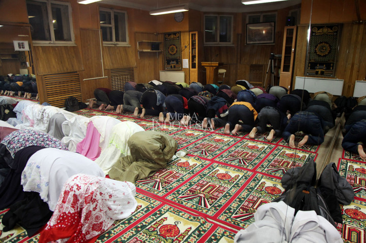 Warga negara Indonesia (WNI) melaksanakan shalat berjamaah pada rangkaian acara berbuka puasa bersama yang diselenggarakan oleh Himpunan Persaudaraan Islam Indonesia (HPII) di Mushola Kedutaan Besar Republik Indonesia (KBRI) Moskow, Rusia.
