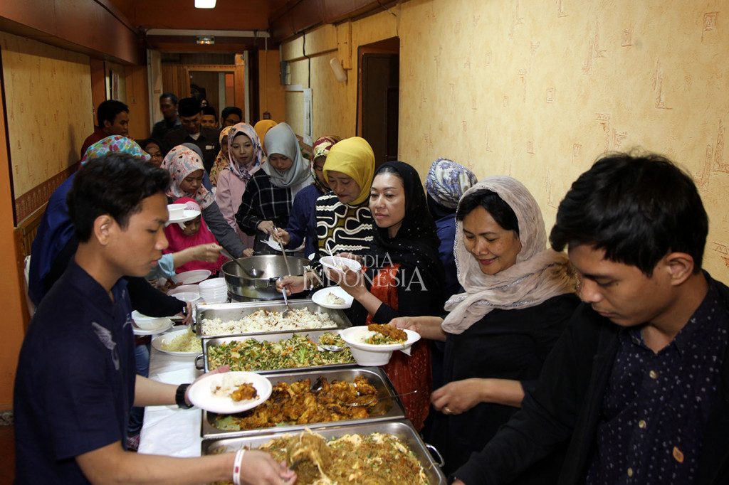 Acara ini juga bisa mengobati sedikit kerinduan akan sajian berbuka khas tanah air seperti kolak, es buah, gorengan, bakso dan lain sebagainya. 